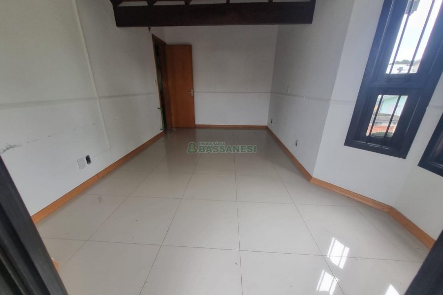 Casa Comercial com 275m², 3 dormitórios, 2 vagas, no bairro Cinqüentenário em Caxias do Sul para Alugar