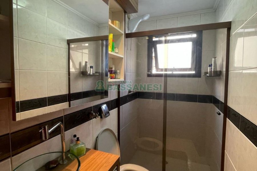 Apartamento com 74m², 2 dormitórios, 1 vaga, no bairro Madureira em Caxias do Sul para Comprar