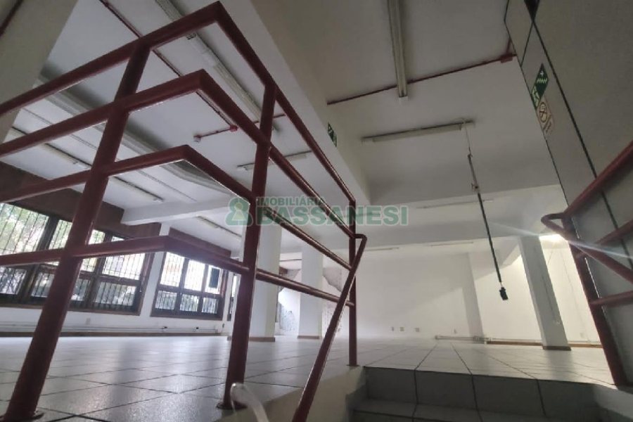 Sala com 300m², no bairro Centro em Caxias do Sul para Alugar
