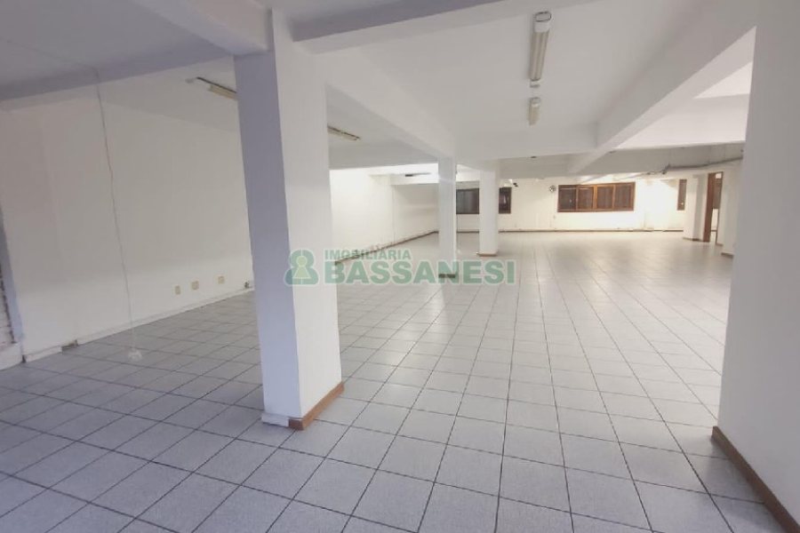 Sala com 300m², no bairro Centro em Caxias do Sul para Alugar