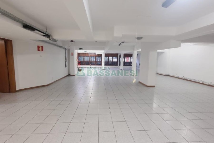 Sala com 300m², no bairro Centro em Caxias do Sul para Alugar