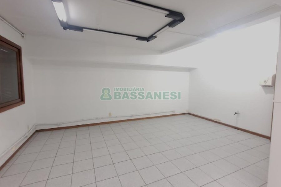Sala com 300m², no bairro Centro em Caxias do Sul para Alugar