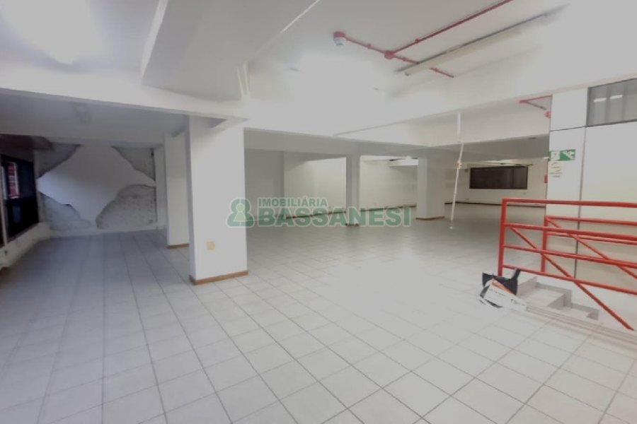 Sala com 300m², no bairro Centro em Caxias do Sul para Alugar