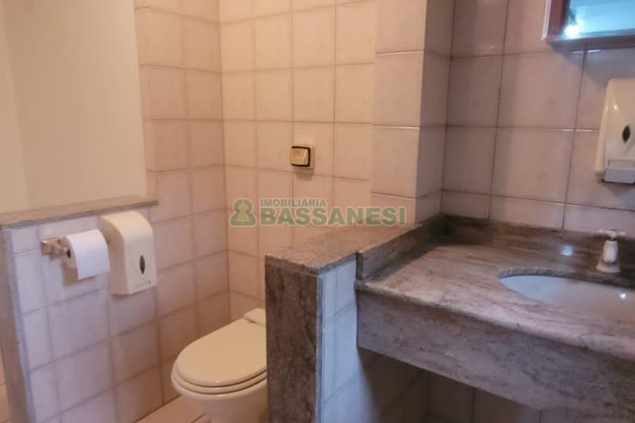 Sala com 300m², no bairro Centro em Caxias do Sul para Alugar