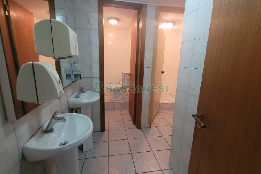 Sala com 300m², no bairro Centro em Caxias do Sul para Alugar