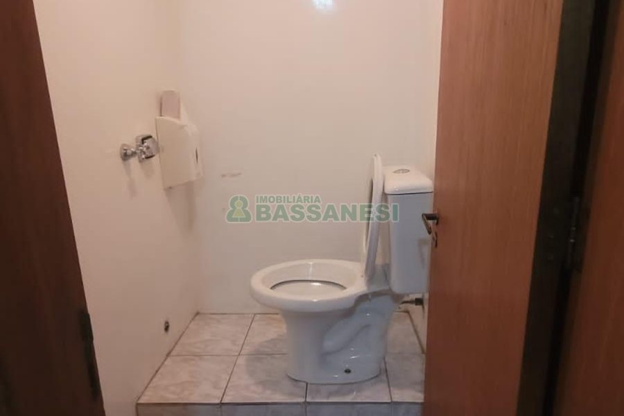 Sala com 300m², no bairro Centro em Caxias do Sul para Alugar