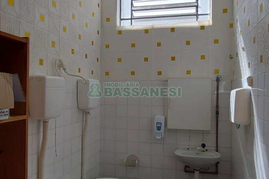 Loja com 150m², no bairro Medianeira em Caxias do Sul para Alugar