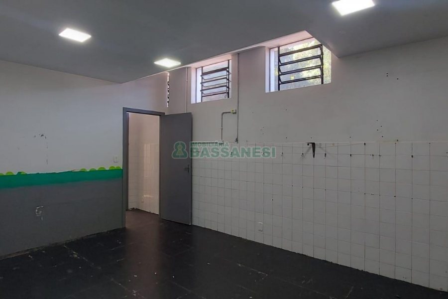 Loja com 150m², no bairro Medianeira em Caxias do Sul para Alugar