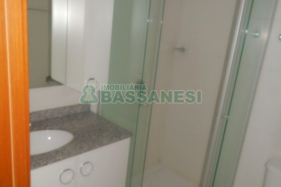 Apartamento com 71m², 2 dormitórios, 2 vagas, no bairro Lourdes em Caxias do Sul para Comprar