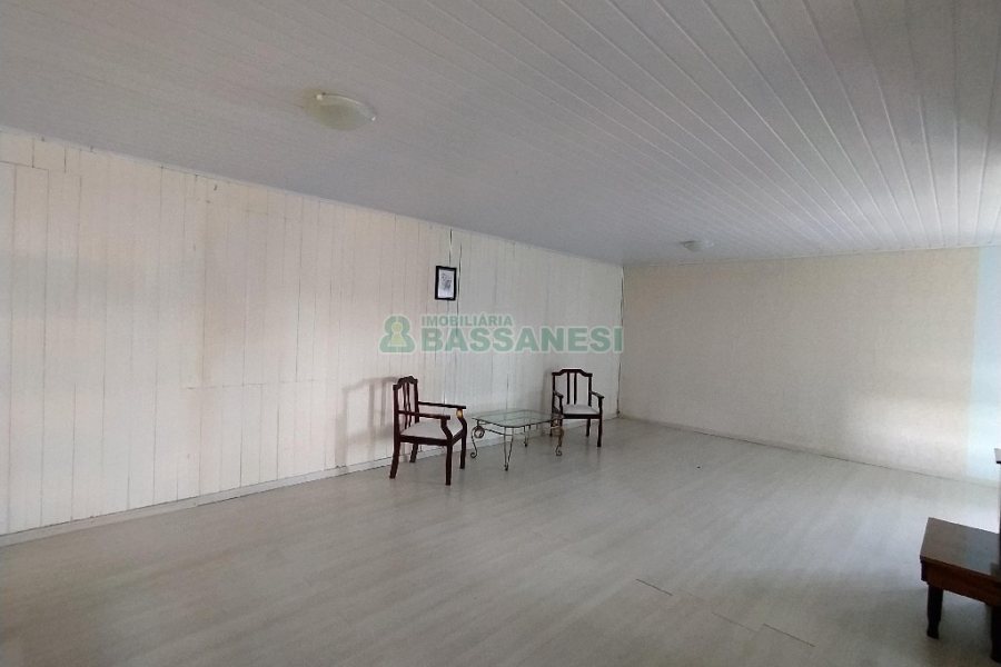 Casa com 225m², 3 dormitórios, 2 vagas, no bairro Universitário em Caxias do Sul para Comprar