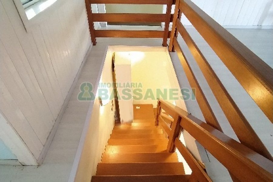 Casa com 225m², 3 dormitórios, 2 vagas, no bairro Universitário em Caxias do Sul para Comprar