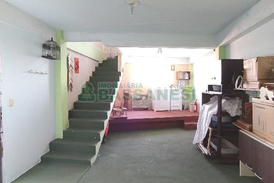 Casa com 225m², 3 dormitórios, 2 vagas, no bairro Universitário em Caxias do Sul para Comprar