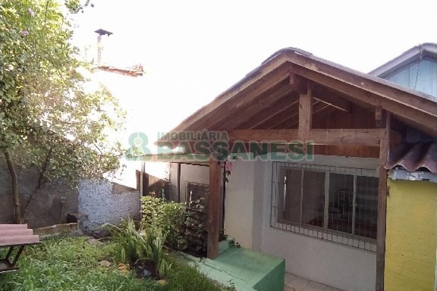 Casa com 225m², 3 dormitórios, 2 vagas, no bairro Universitário em Caxias do Sul para Comprar