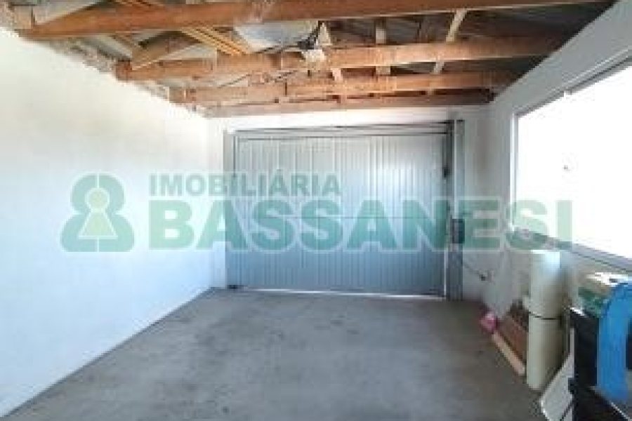 Casa com 225m², 3 dormitórios, 2 vagas, no bairro Universitário em Caxias do Sul para Comprar