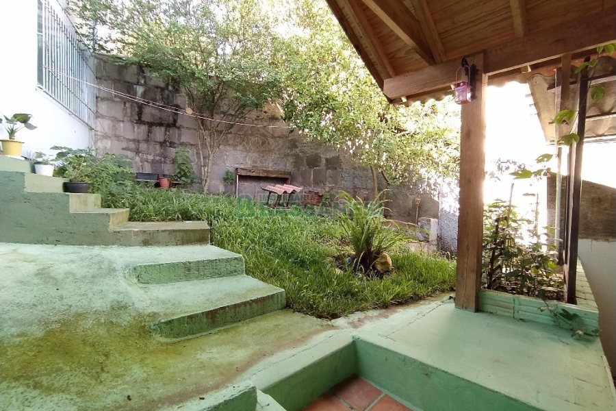 Casa com 225m², 3 dormitórios, 2 vagas, no bairro Universitário em Caxias do Sul para Comprar