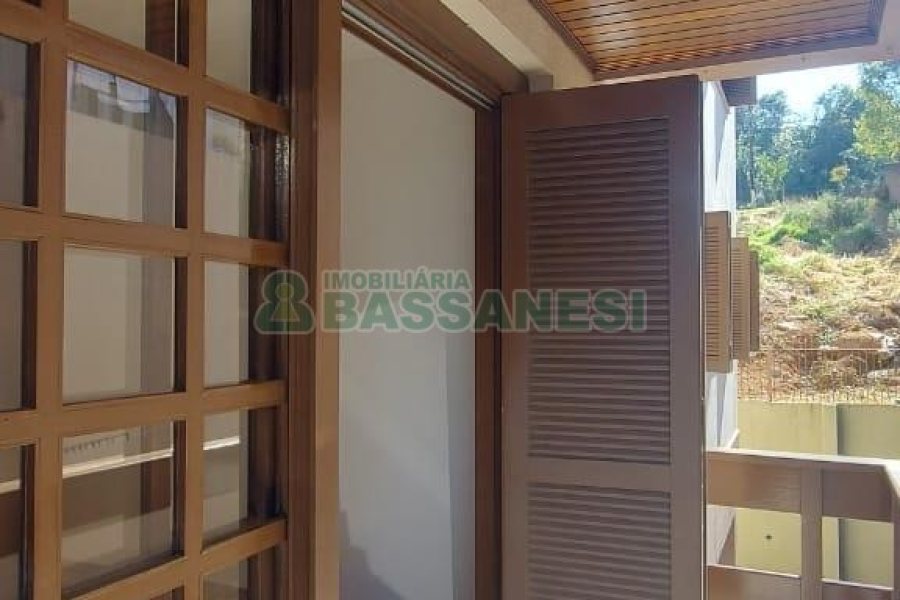 Apartamento com 90m², 3 dormitórios, 2 vagas, no bairro Santa Catarina em Caxias do Sul para Alugar
