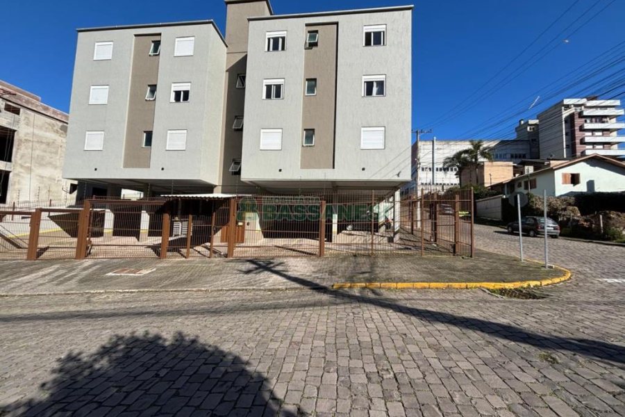 Apto Mobiliado com 76m², 2 dormitórios, 1 vaga, no bairro Jardelino Ramos em Caxias do Sul para Alugar