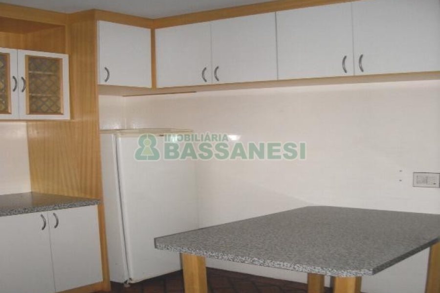 Apto Mobiliado com 148m², 2 dormitórios, 2 vagas, no bairro Centro em Caxias do Sul para Comprar