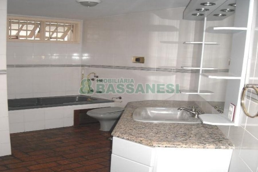 Apto Mobiliado com 148m², 2 dormitórios, 2 vagas, no bairro Centro em Caxias do Sul para Comprar