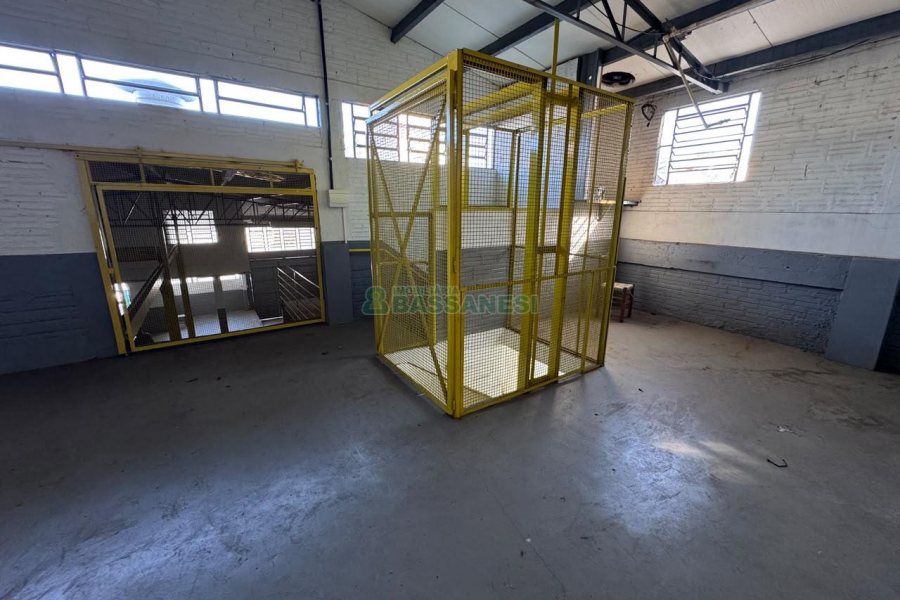 Pavilhão com 400m², no bairro Cristo Redentor em Caxias do Sul para Alugar