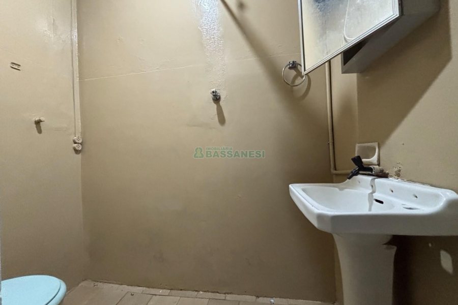 Casa Comercial com 30m², 1 dormitório, no bairro Lourdes em Caxias do Sul para Alugar