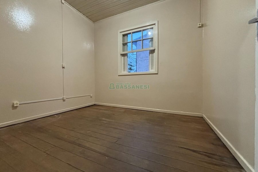 Casa Comercial com 30m², 1 dormitório, no bairro Lourdes em Caxias do Sul para Alugar