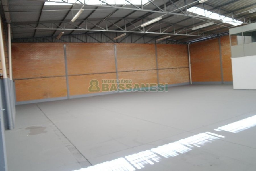 Pavilhão com 570m², no bairro Sanvitto em Caxias do Sul para Alugar