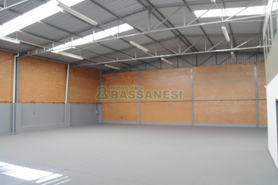 Pavilhão com 570m², no bairro Sanvitto em Caxias do Sul para Alugar