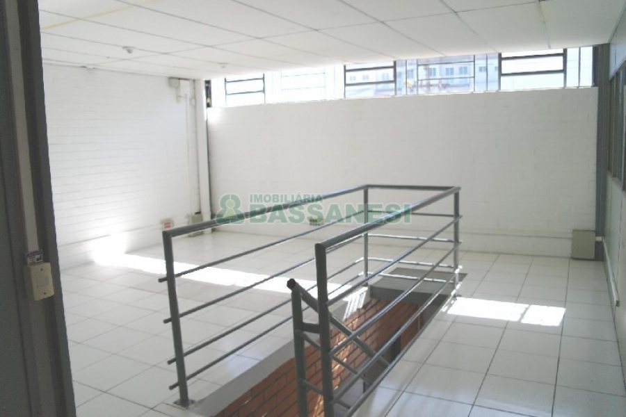 Pavilhão com 570m², no bairro Sanvitto em Caxias do Sul para Alugar