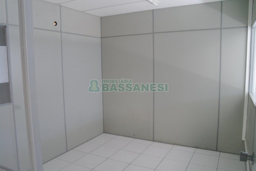 Pavilhão com 570m², no bairro Sanvitto em Caxias do Sul para Alugar