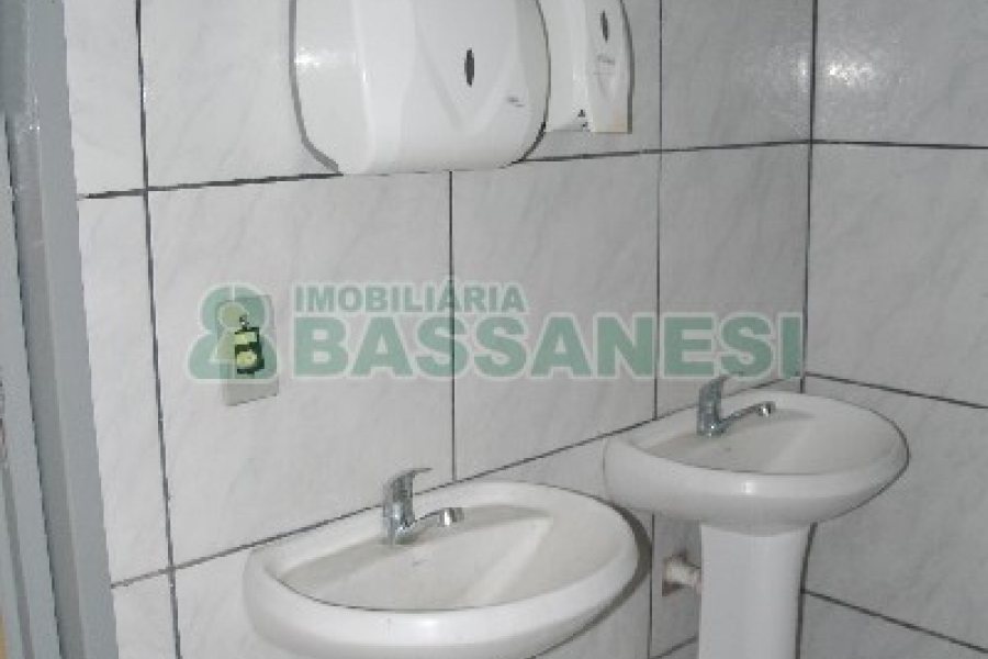 Pavilhão com 570m², no bairro Sanvitto em Caxias do Sul para Alugar