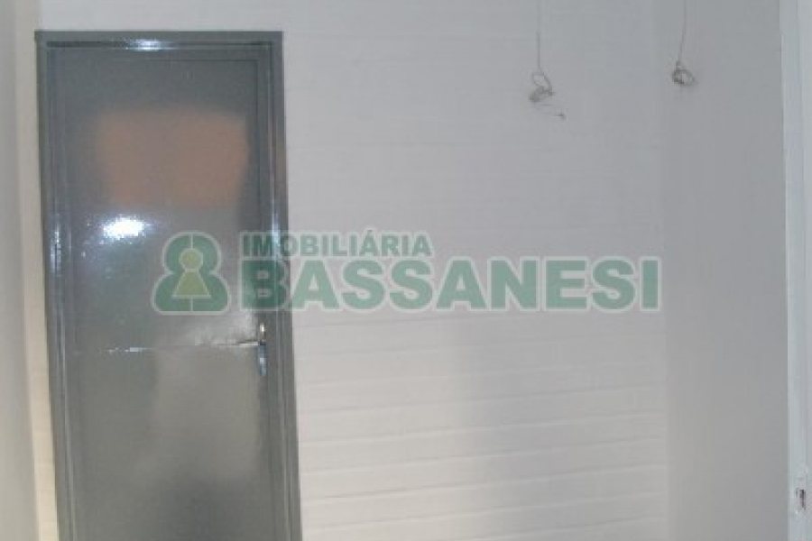 Pavilhão com 570m², no bairro Sanvitto em Caxias do Sul para Alugar
