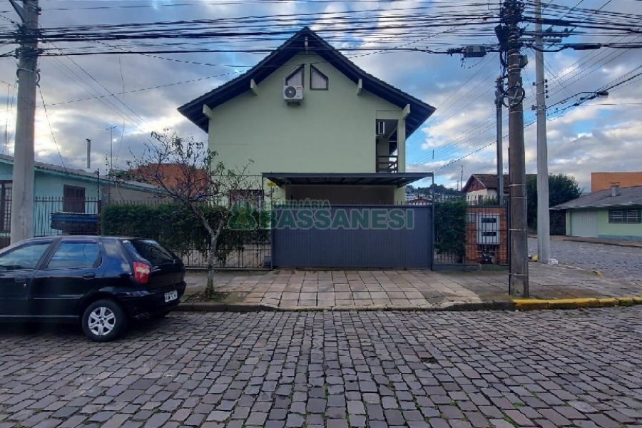 Sobrado Mobiliado com 130m², 3 dormitórios, 2 vagas, no bairro São José em Caxias do Sul para Alugar