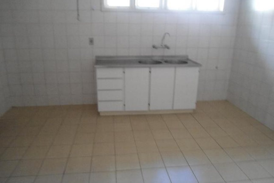Casa com 360m², 3 dormitórios, 1 vaga, no bairro Santo Antônio em Caxias do Sul para Comprar