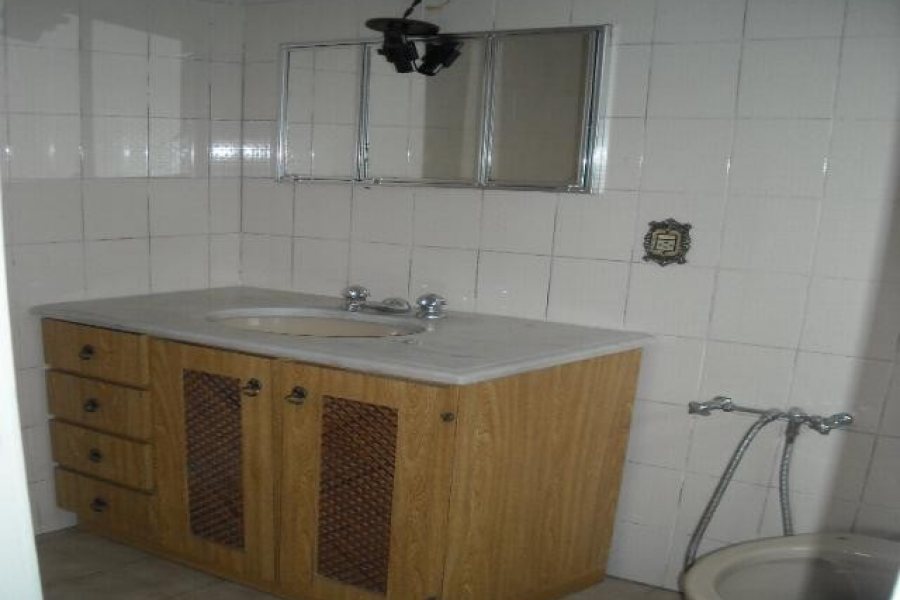 Casa com 360m², 3 dormitórios, 1 vaga, no bairro Santo Antônio em Caxias do Sul para Comprar