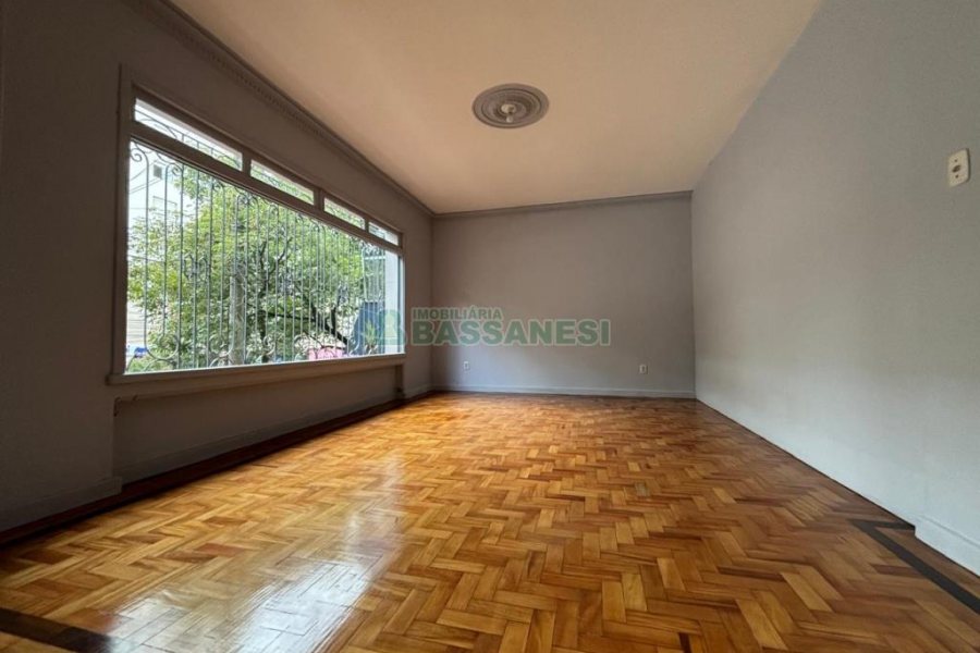 Casa Comercial com 550m², 3 dormitórios, 2 vagas, no bairro São Pelegrino em Caxias do Sul para Alugar