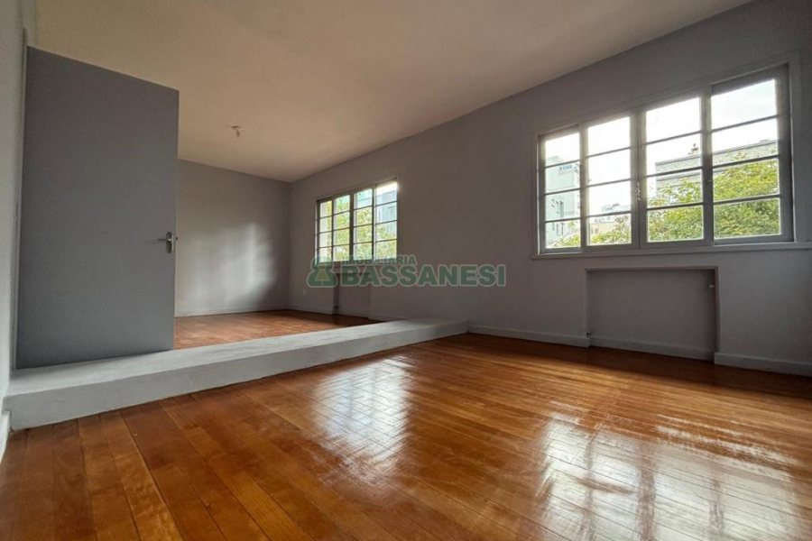 Casa Comercial com 550m², 3 dormitórios, 2 vagas, no bairro São Pelegrino em Caxias do Sul para Alugar