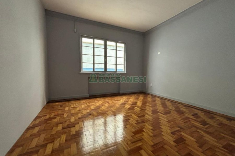 Casa Comercial com 550m², 3 dormitórios, 2 vagas, no bairro São Pelegrino em Caxias do Sul para Alugar