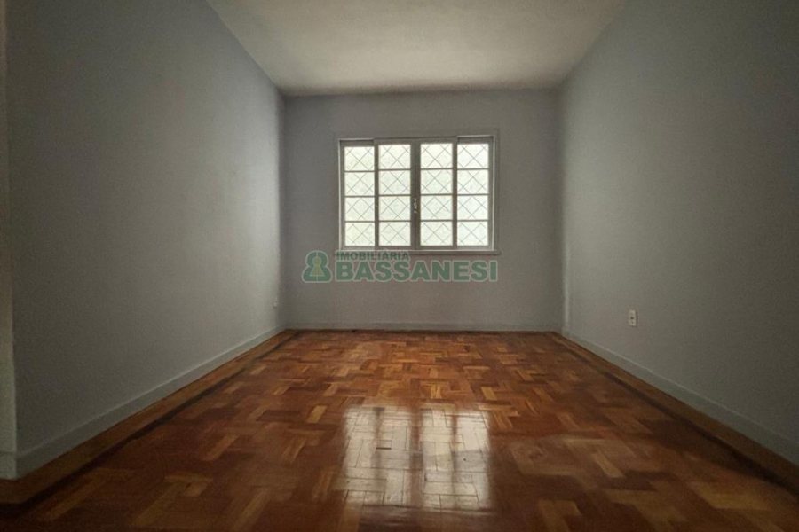 Casa Comercial com 550m², 3 dormitórios, 2 vagas, no bairro São Pelegrino em Caxias do Sul para Alugar