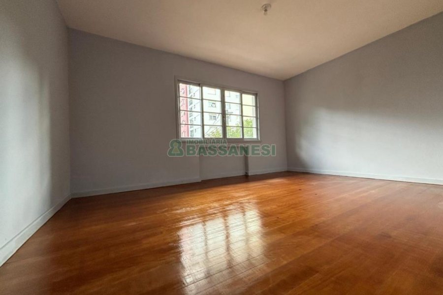 Casa Comercial com 550m², 3 dormitórios, 2 vagas, no bairro São Pelegrino em Caxias do Sul para Alugar