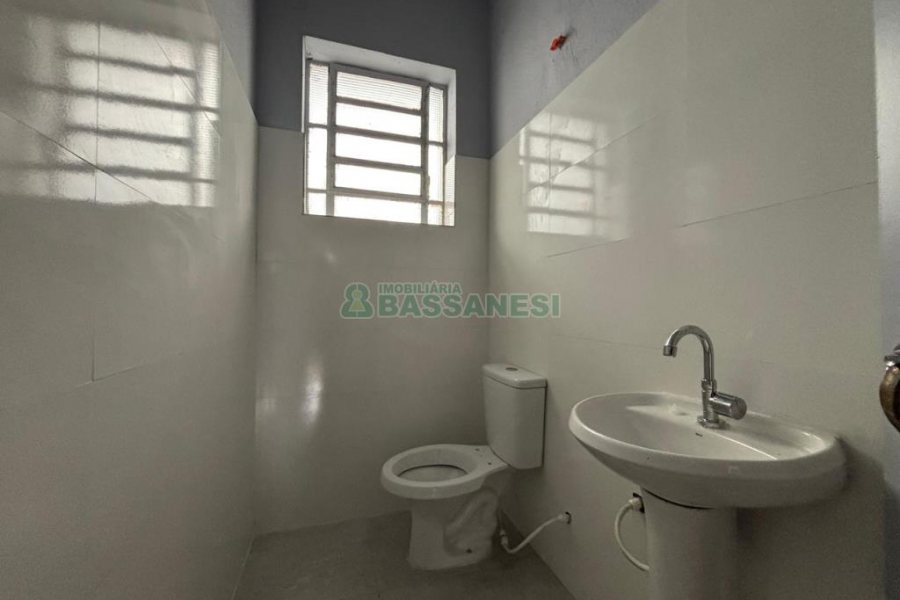 Casa Comercial com 550m², 3 dormitórios, 2 vagas, no bairro São Pelegrino em Caxias do Sul para Alugar