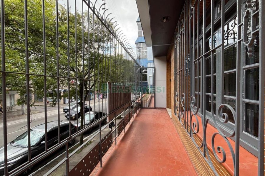 Casa Comercial com 550m², 3 dormitórios, 2 vagas, no bairro São Pelegrino em Caxias do Sul para Alugar
