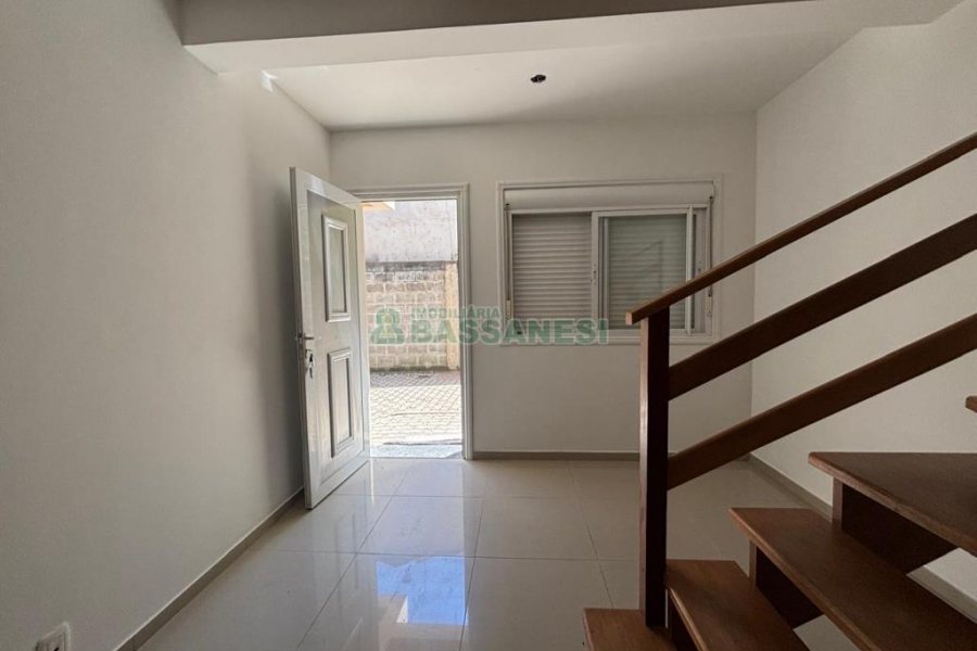 Sobrado com 98m², 3 dormitórios, 1 vaga, no bairro Desvio Rizzo em Caxias do Sul para Comprar