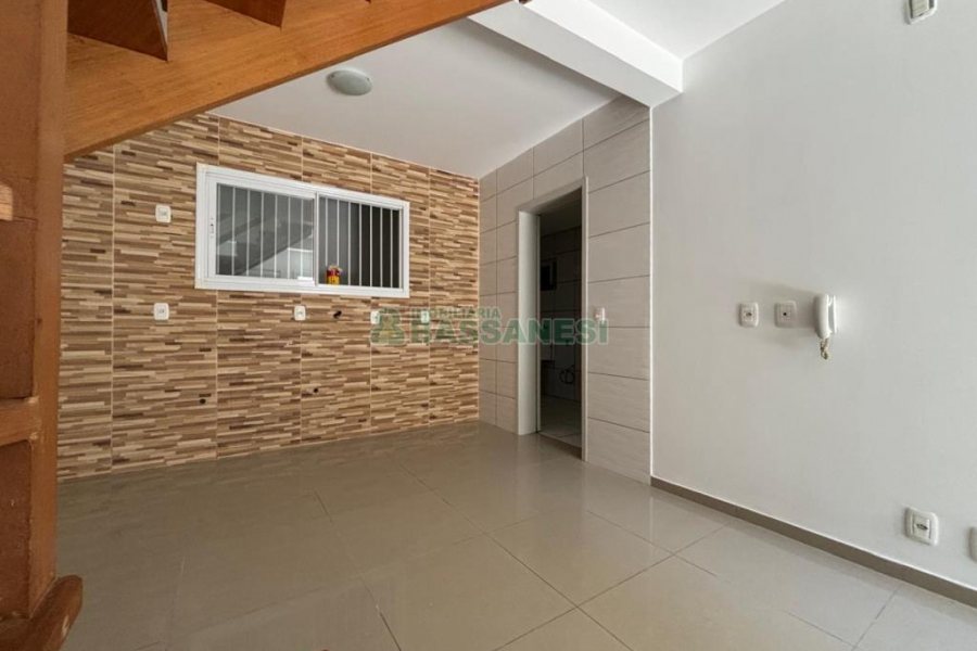 Sobrado com 98m², 3 dormitórios, 1 vaga, no bairro Desvio Rizzo em Caxias do Sul para Comprar