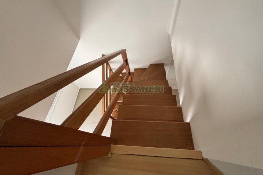 Sobrado com 98m², 3 dormitórios, 1 vaga, no bairro Desvio Rizzo em Caxias do Sul para Comprar