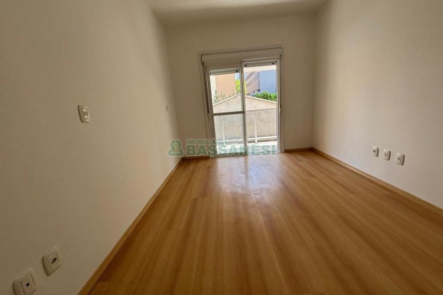 Sobrado com 98m², 3 dormitórios, 1 vaga, no bairro Desvio Rizzo em Caxias do Sul para Comprar