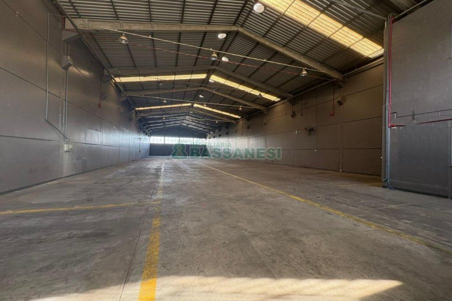 Pavilhão com 1100m², no bairro Santa Lúcia em Caxias do Sul para Alugar