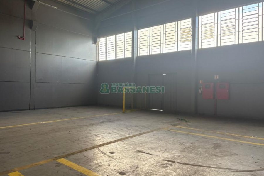 Pavilhão com 1100m², no bairro Santa Lúcia em Caxias do Sul para Alugar