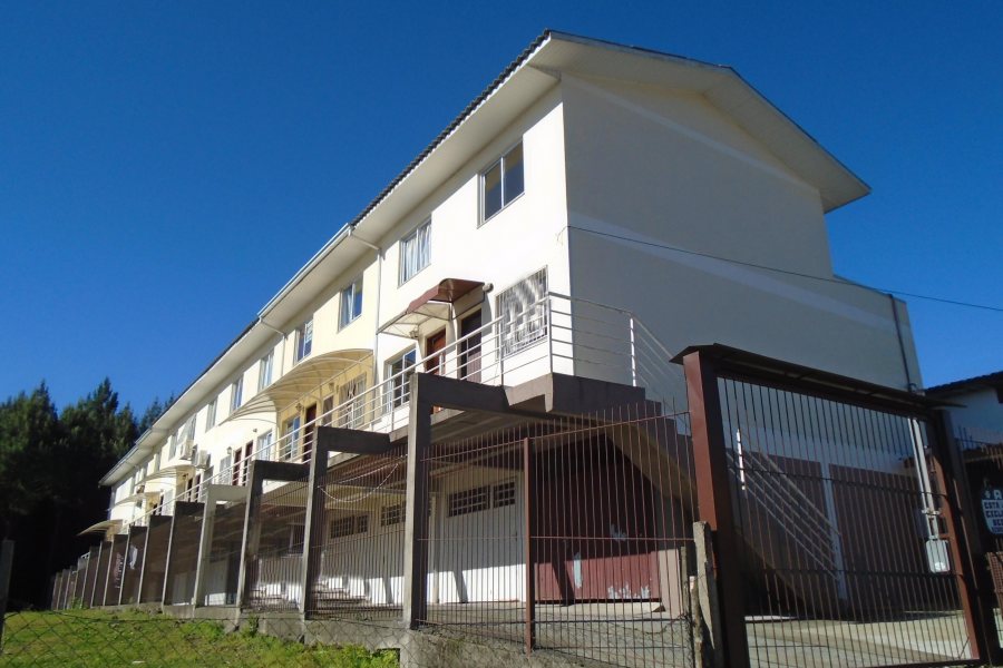 Sobrado com 68m², 2 dormitórios, 1 vaga, no bairro Parque Oasis em Caxias do Sul para Comprar