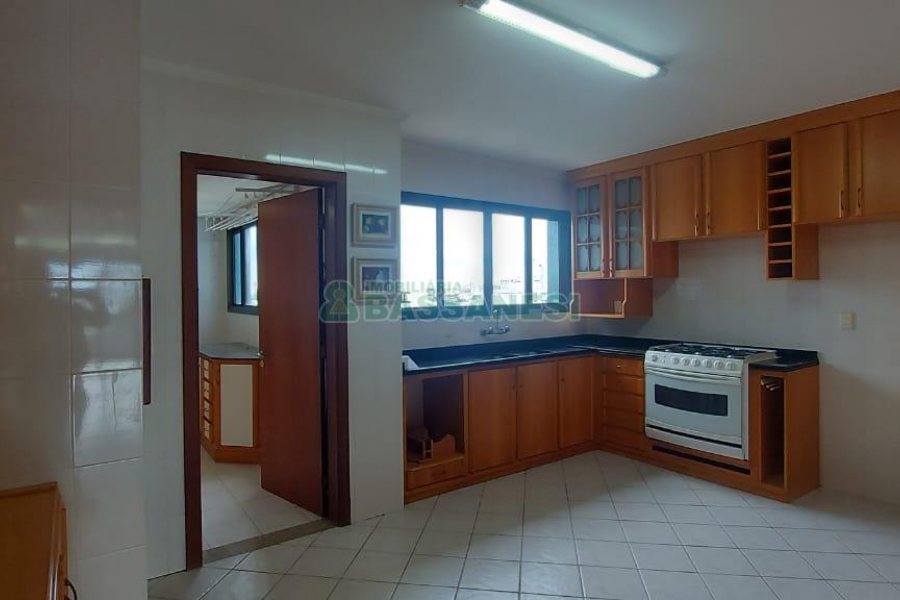 Apto Mobiliado com 155m², 3 dormitórios, 2 vagas, no bairro Rio Branco em Caxias do Sul para Comprar